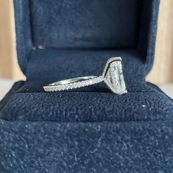 Elegant radiant cut 3 carat lab grown diamond set in 18K white gold pave ring - Picture 8 of 16